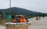 Công an dầm mình trong bùn lầy giúp người dân khắc phục hậu quả lũ lụt